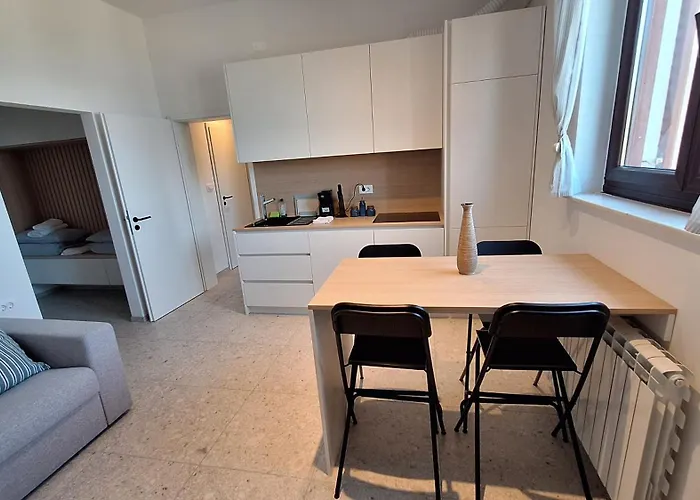 Seaside With Free Parking 1 *